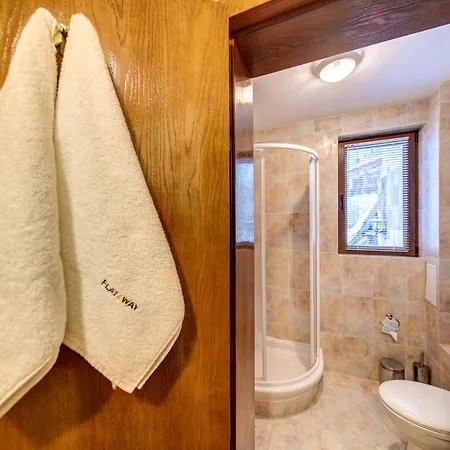 *by The Fireplace* Cosy 1bd Flat With A View