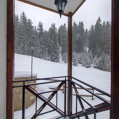 *by The Fireplace* Cosy 1bd Flat With A View Апартамент